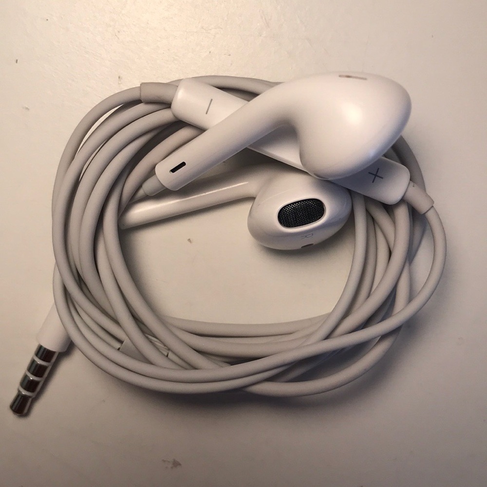 Apple EarPods. USED. HAVE BEEN THOROUGHLY CLEANED!